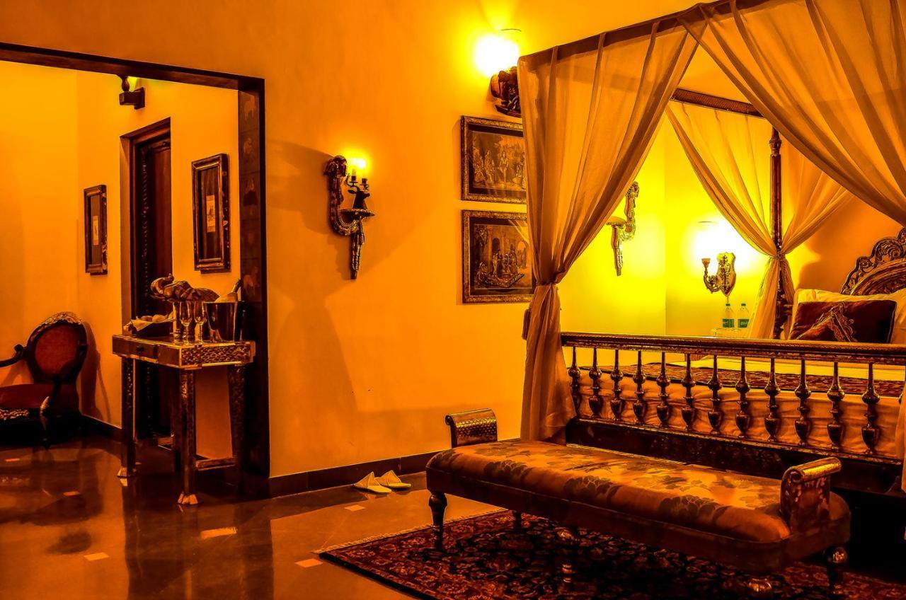 Hotel The Royal Retreat &