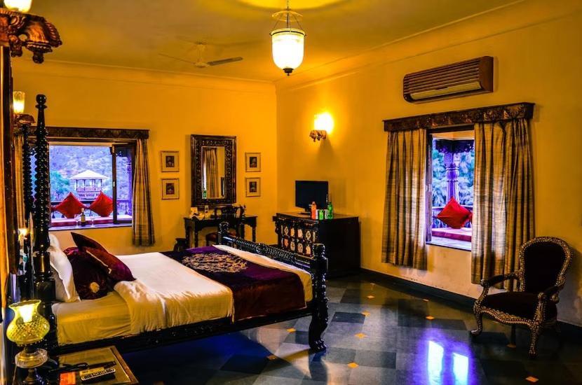 Hotel The Royal Retreat &