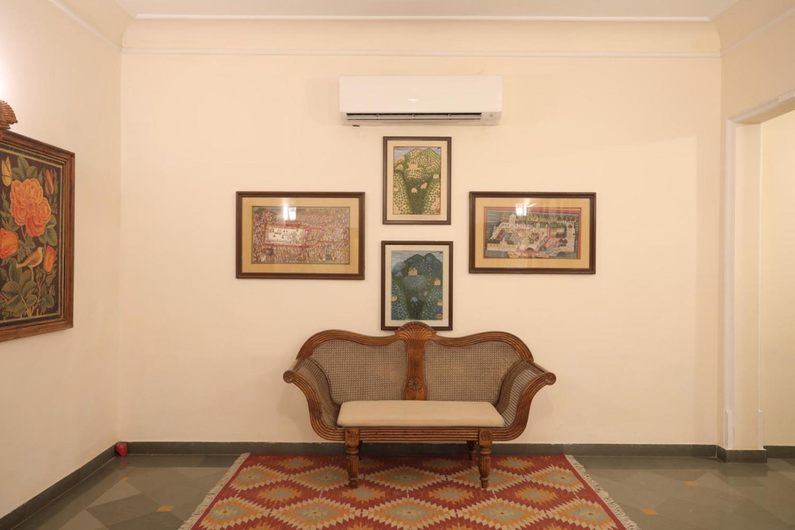 Hotel The Royal Retreat &