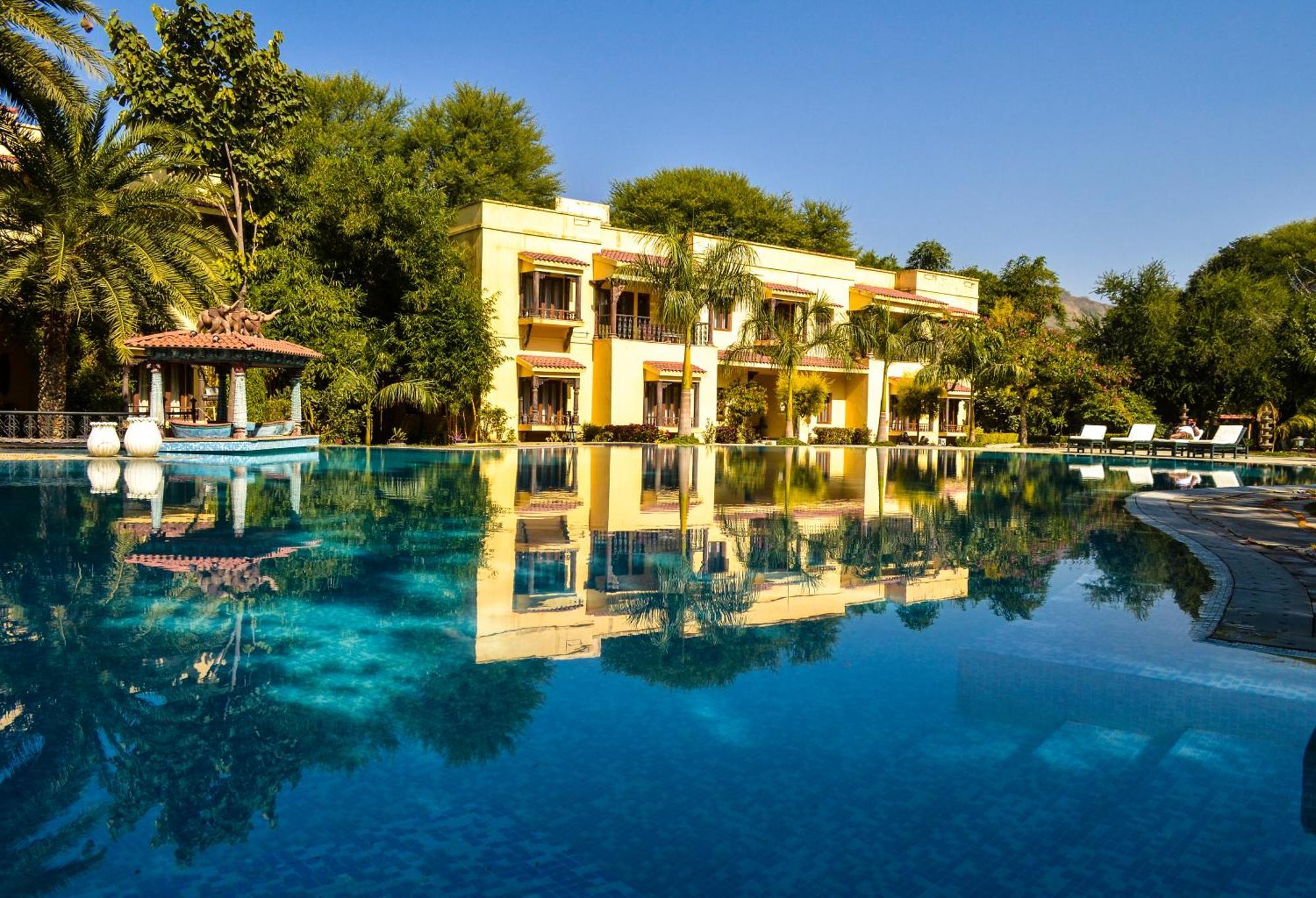Hotel The Royal Retreat &