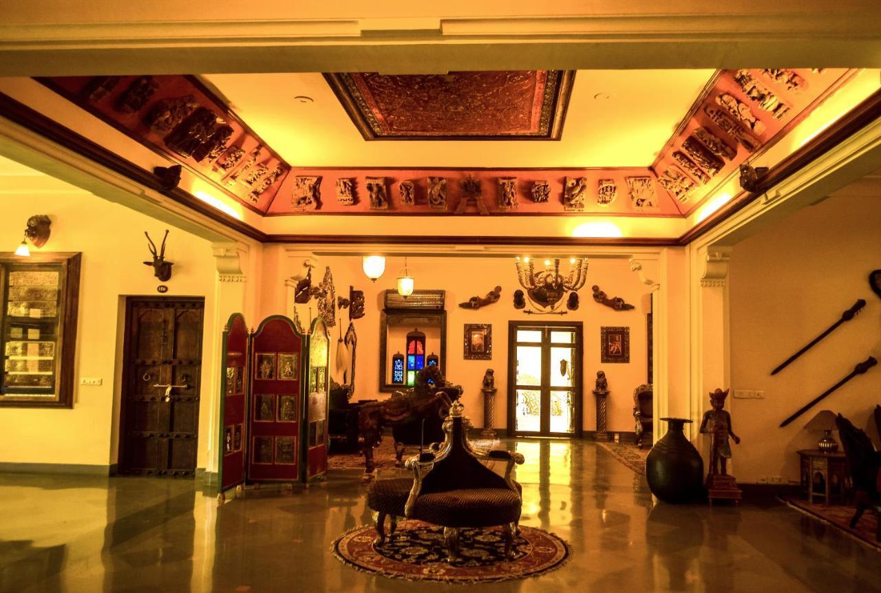 Hotel The Royal Retreat &